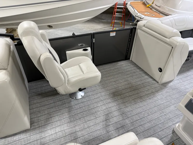 Slide: The Image of Interior of a 2021 Starcraft 25 SLS boat with white leather seats. - 40