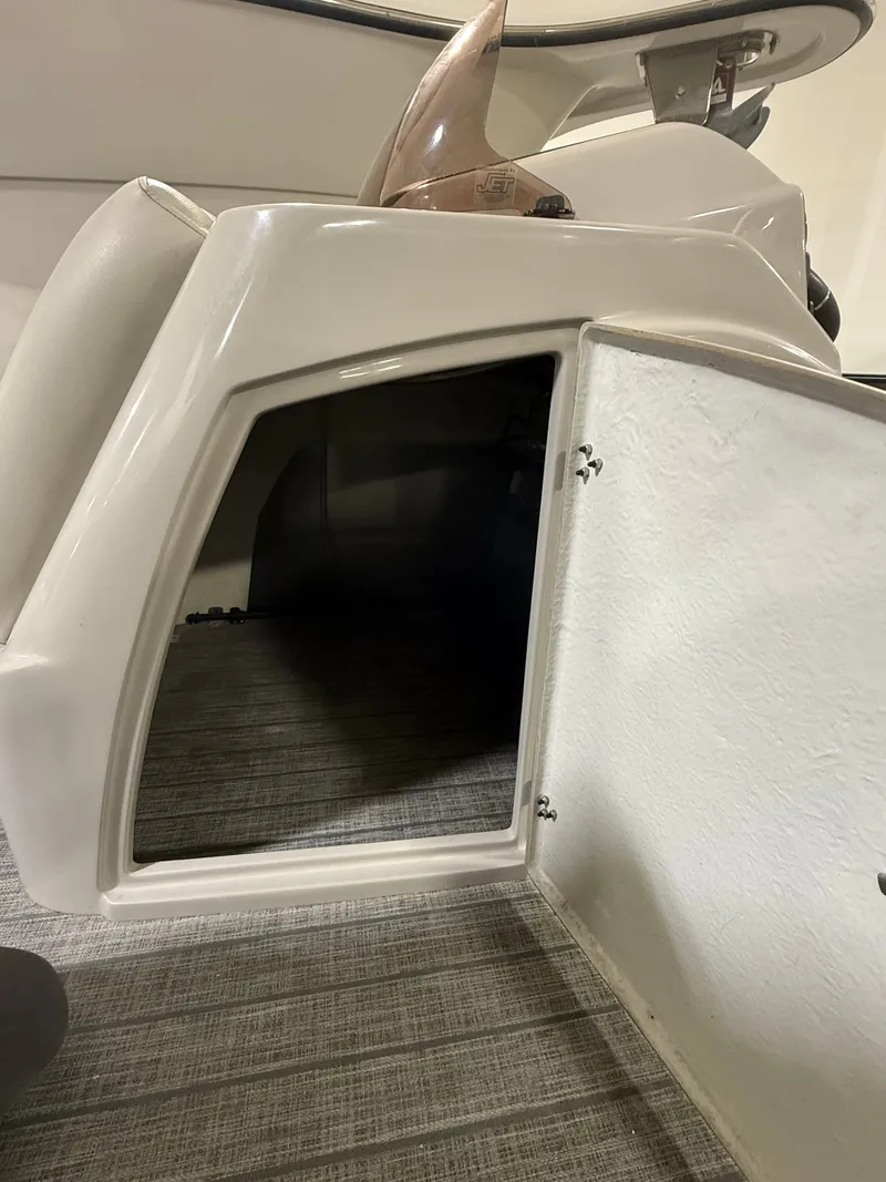 Slide: The Image of Open storage compartment in Starcraft 25 SLS boat, 2021 model. - 42