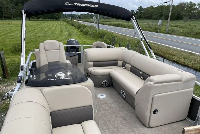 Slide: The Image of 2023 Sun Tracker Fishin' Barge 20 DLX pontoon boat with spacious seating and modern design. - 7