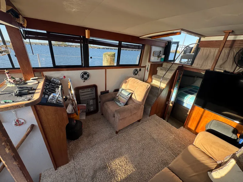 Slide: The Image of Interior of 1987 Carver 3607 Yacht, cozy and well-equipped. - 18