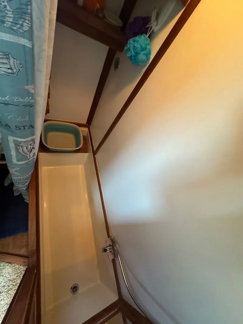 Slide: The Image of Carver 3607 Yacht bathroom with bathtub, 1987 model. - 20