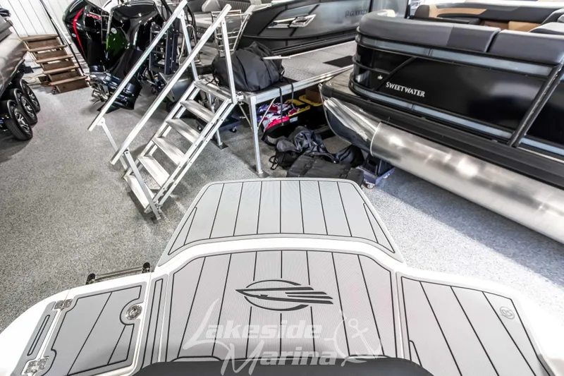 Slide: The Image of Chaparral 21 SSi 2026 boat interior at Lakeside Marina showroom. - 9