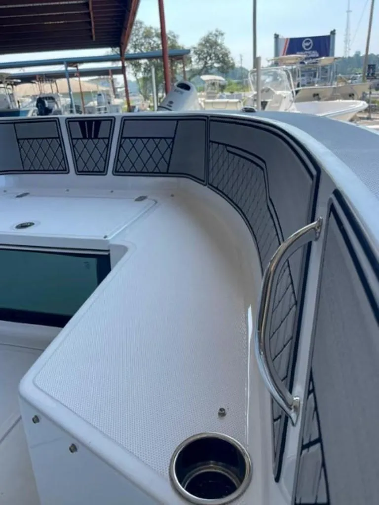 Slide: The Image of 2024 Wellcraft 202 Fisherman boat interior with sleek design and modern features. - 5