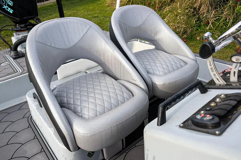 Slide: The Image of 2014 SCB Stingray Sport 25 boat seats with quilted design and control panel. - 10