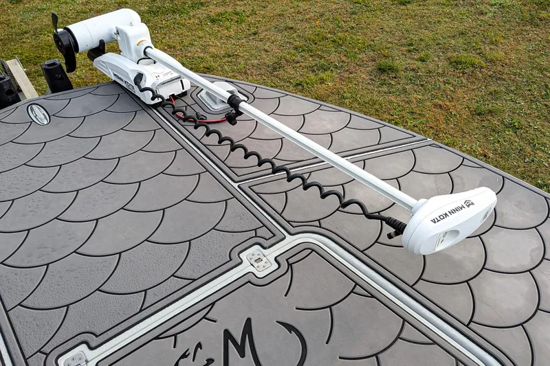 Slide: The Image of 2014 SCB Stingray Sport 25 boat deck with Minn Kota trolling motor. - 14