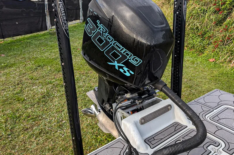 Slide: The Image of 2014 SCB Stingray Sport 25 with Racing 300XS engine on grassy background. - 16