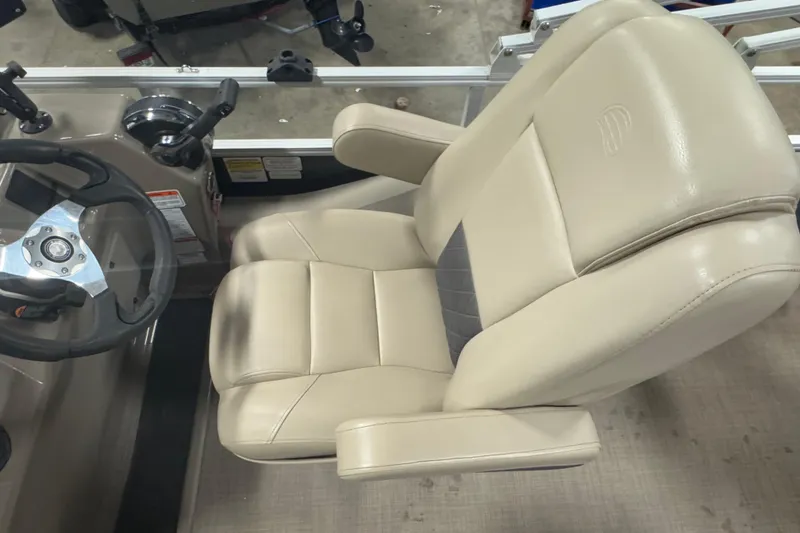 Slide: The Image of Captain's chair and steering wheel of 2020 Sun Tracker SportFish 22 XP3 boat. - 10