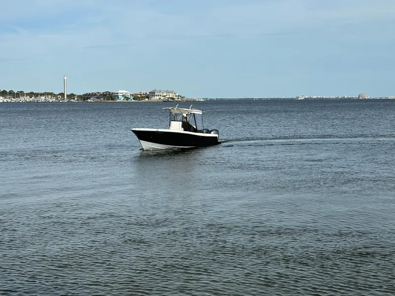 Slide: The Image of Contender 33 - Exterior profile on the water - 8