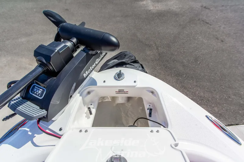 Slide: The Image of 2025 Chaparral 21 SSi Ski & Fish OB boat with MotorGuide trolling motor. - 34