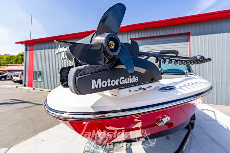 Slide: The Image of 2025 Chaparral 21 SSi Ski & Fish OB with MotorGuide, parked outside a dealership. - 9