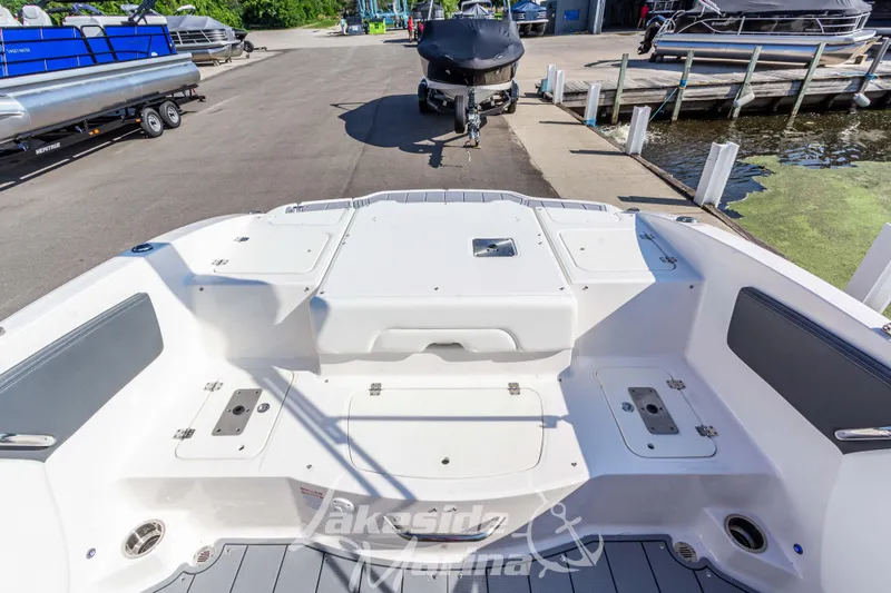 Slide: The Image of 2025 Chaparral 21 SSi Ski & Fish boat interior at marina dock. - 16