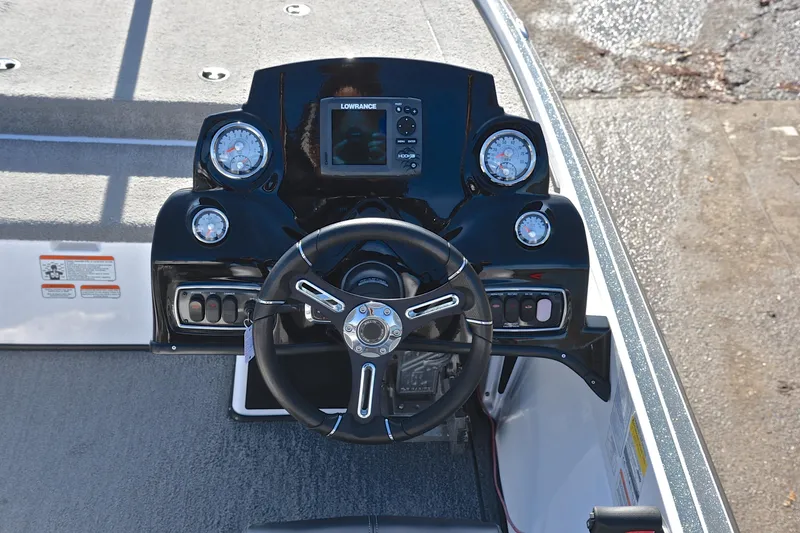 Slide: The Image of Steering console of 2018 Nitro Z18 Pro boat with gauges and Lowrance display. - 24