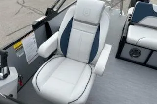 Slide: The Image of 2026 Sweetwater 2286SFLC boat interior with white and blue captain's chair. - 8