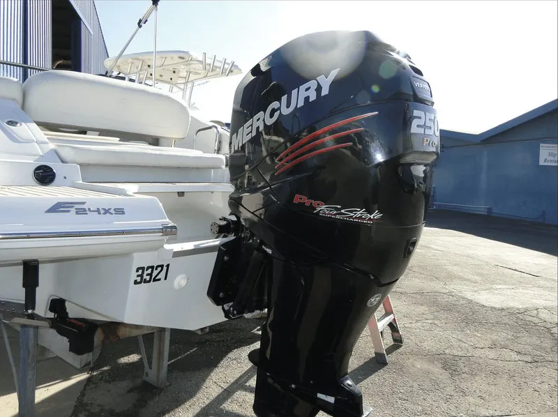 Slide: The Image of Crownline Boats E24 XS 2018 - 14