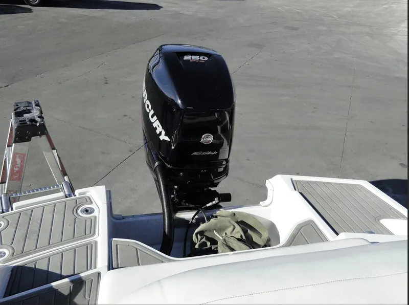 Slide: The Image of Crownline Boats E24 XS 2018 - 15