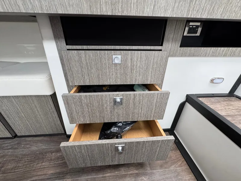 Slide: The Image of Monterey 385 SS 2023 - 62