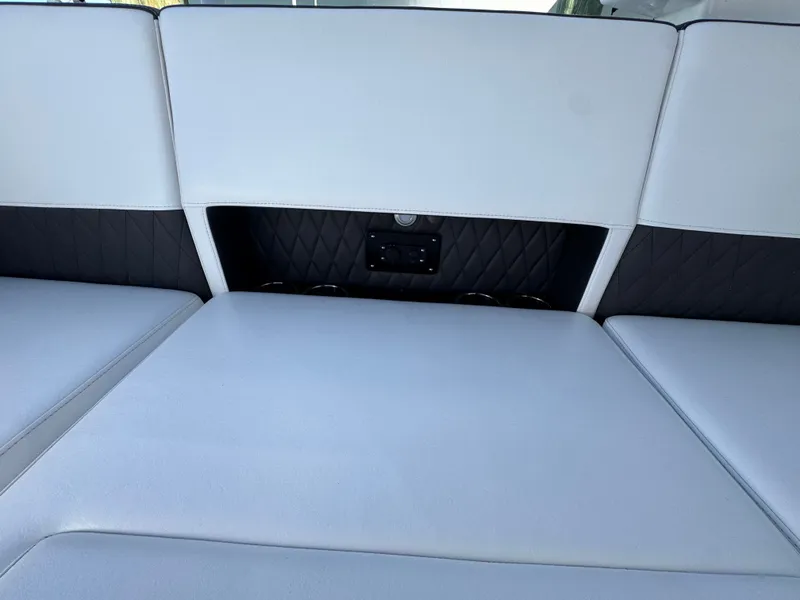 Slide: The Image of Monterey 385 SS 2023 - 81