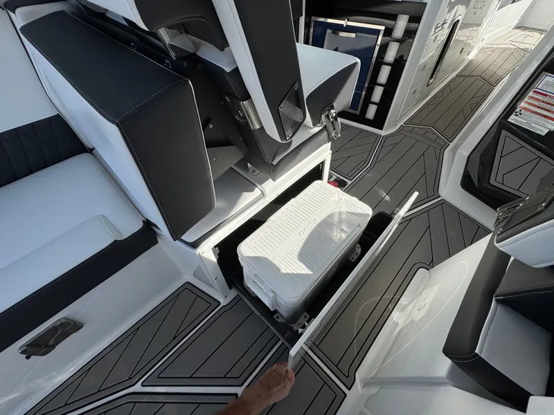 Slide: The Image of Monterey 385 SS 2023 - 84