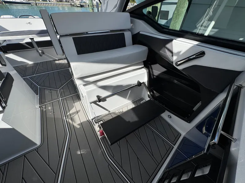 Slide: The Image of Monterey 385 SS 2023 - 85