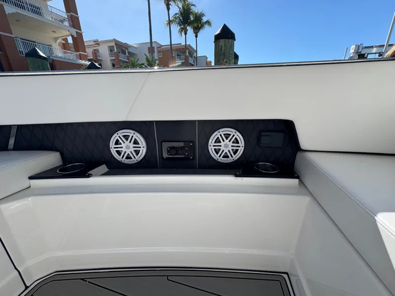 Slide: The Image of Monterey 385 SS 2023 - 87