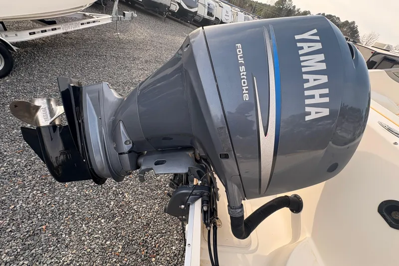 Slide: The Image of 2008 Hurricane SunDeck 2000 OB with Yamaha four-stroke outboard motor. - 6