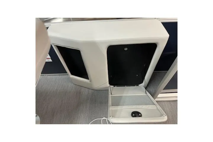 Slide: The Image of SureShade 1000 Series mechanism on Sweetwater 2286C, 2026 model, showcasing innovative design. - 7