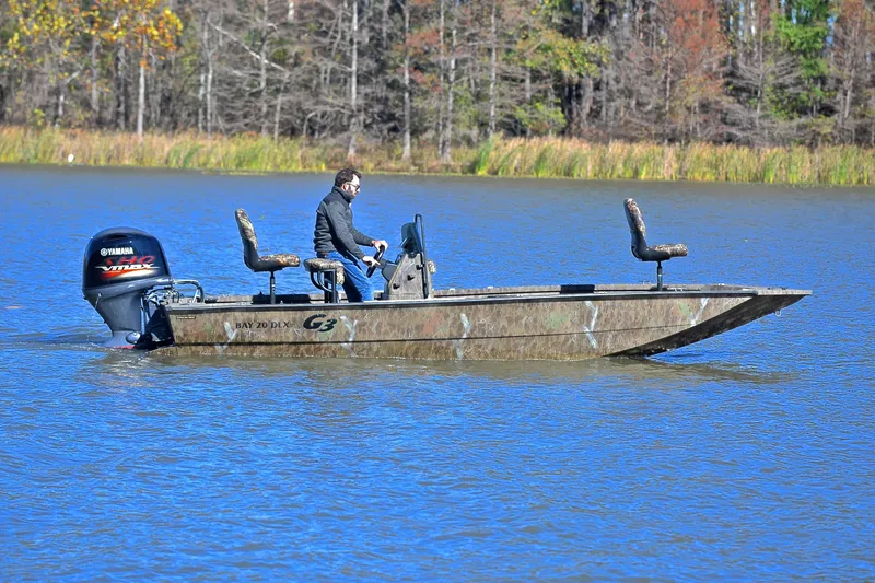 Slide: The Image of 2017 G3 Bay 20 DLX Camo boat on a lake with Yamaha engine. - 8
