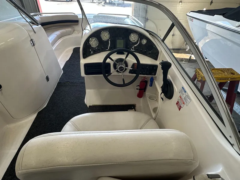 Slide: The Image of Hurricane SunDeck 237 I/O 2005 - 16