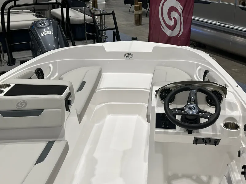 Slide: The Image of Hurricane SunDeck Sport 185 OB 2025 - 4