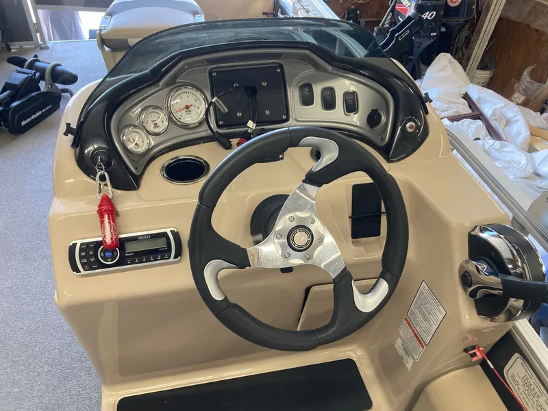 Slide: The Image of Sun Tracker Fishin' Barge 22 XP3 2016 - 10