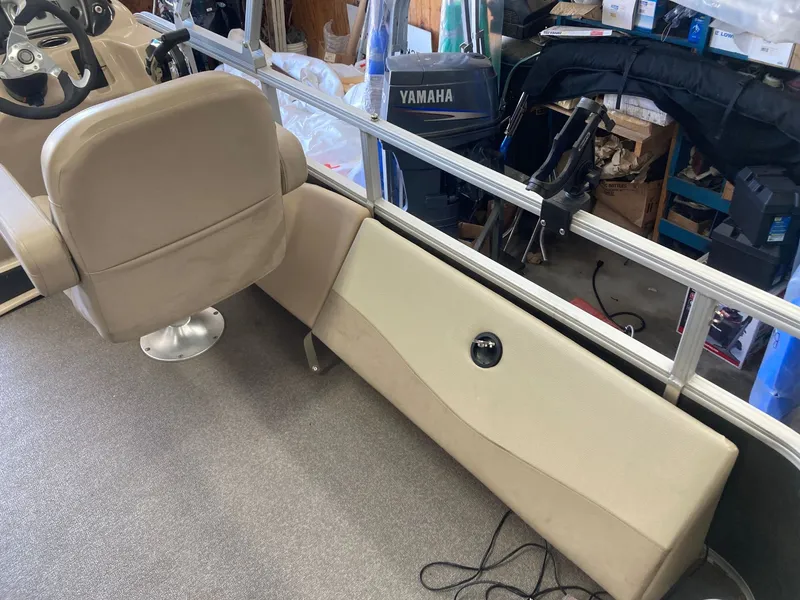 Slide: The Image of Sun Tracker Fishin' Barge 22 XP3 2016 - 11