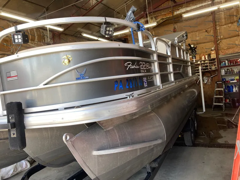 Slide: The Image of Sun Tracker Fishin' Barge 22 XP3 2016 - 3