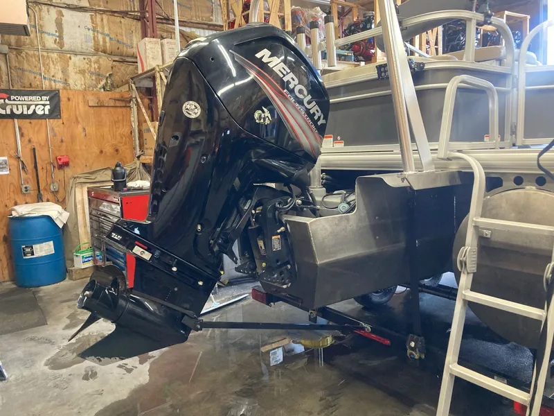 Slide: The Image of Sun Tracker Fishin' Barge 22 XP3 2016 - 5