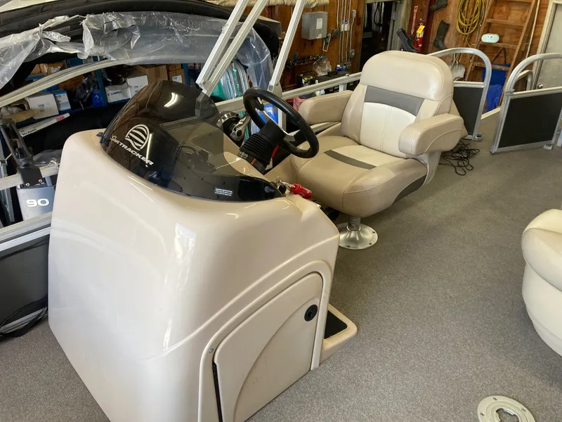 Slide: The Image of Sun Tracker Fishin' Barge 22 XP3 2016 - 6