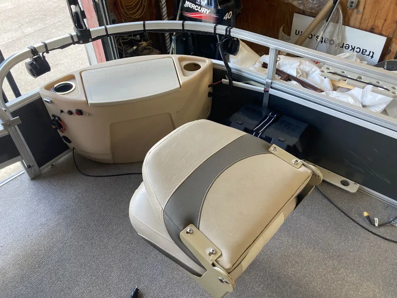 Slide: The Image of Sun Tracker Fishin' Barge 22 XP3 2016 - 9