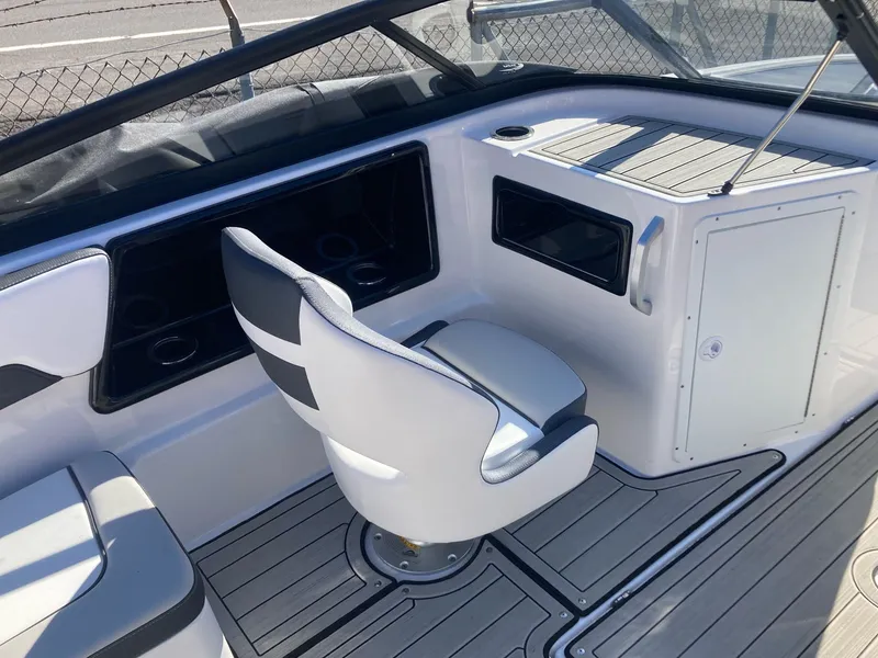 Slide: The Image of Yamaha 195S 2024 - 10