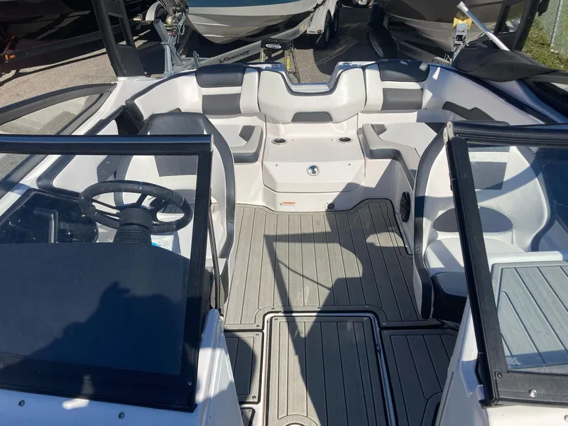 Slide: The Image of Yamaha 195S 2024 - 12