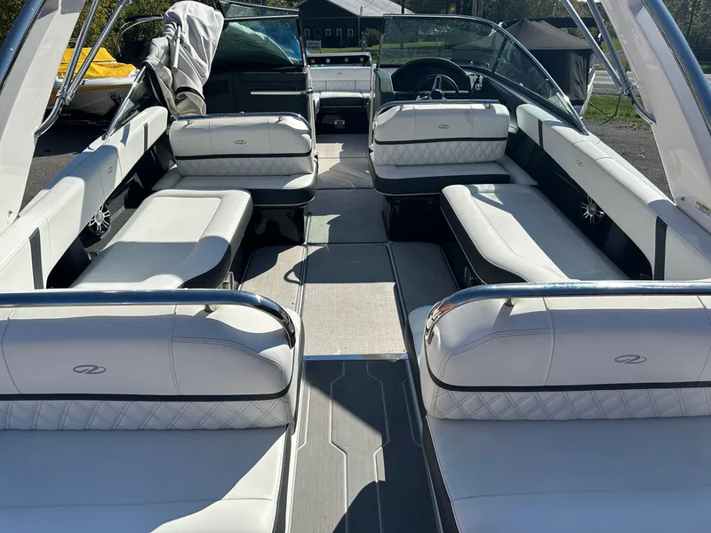 Slide: The Image of Regal 2800 Bowrider 2021 - 12