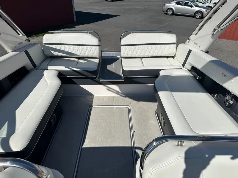 Slide: The Image of Regal 2800 Bowrider 2021 - 13