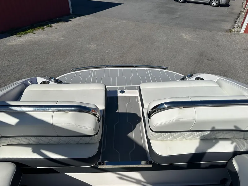 Slide: The Image of Regal 2800 Bowrider 2021 - 14