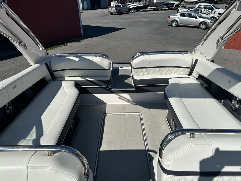 Slide: The Image of Regal 2800 Bowrider 2021 - 15