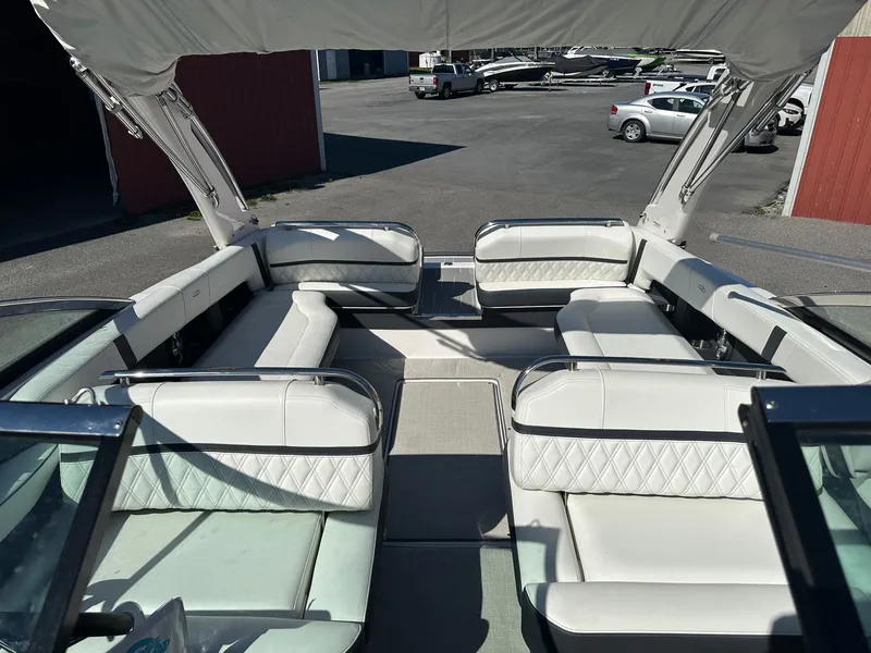 Slide: The Image of Regal 2800 Bowrider 2021 - 16