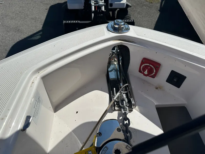 Slide: The Image of Regal 2800 Bowrider 2021 - 17