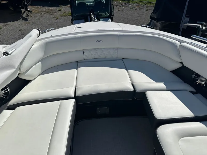 Slide: The Image of Regal 2800 Bowrider 2021 - 18