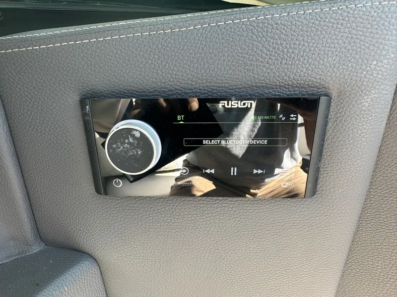 Slide: The Image of Regal 2800 Bowrider 2021 - 3