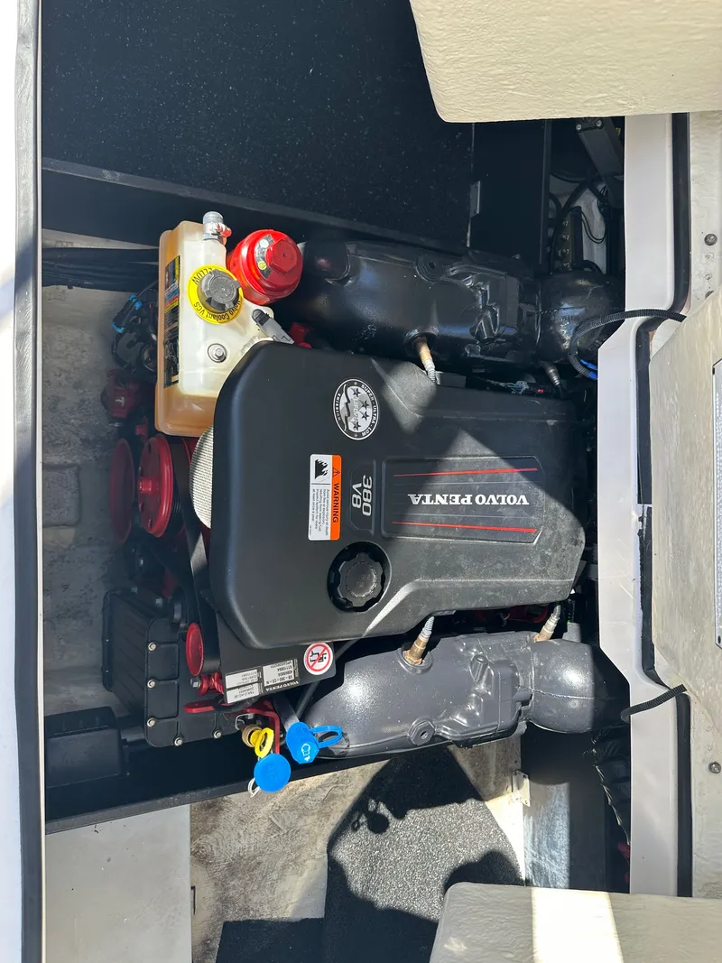 Slide: The Image of Regal 2800 Bowrider 2021 - 5