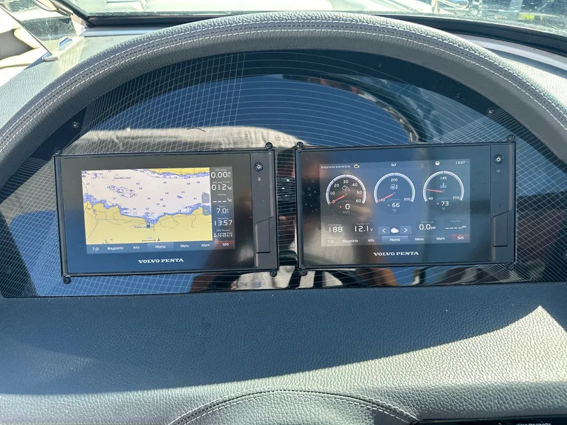 Slide: The Image of Regal 2800 Bowrider 2021 - 6