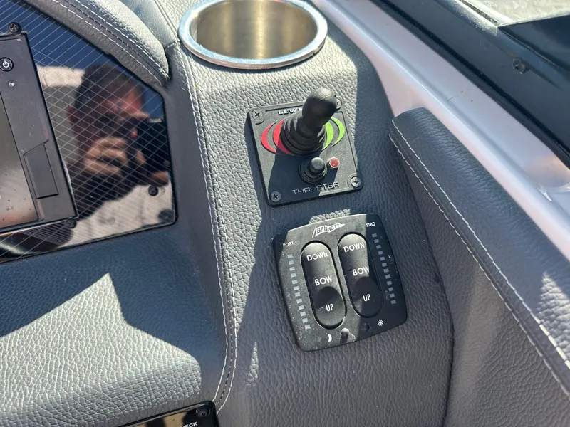 Slide: The Image of Regal 2800 Bowrider 2021 - 8