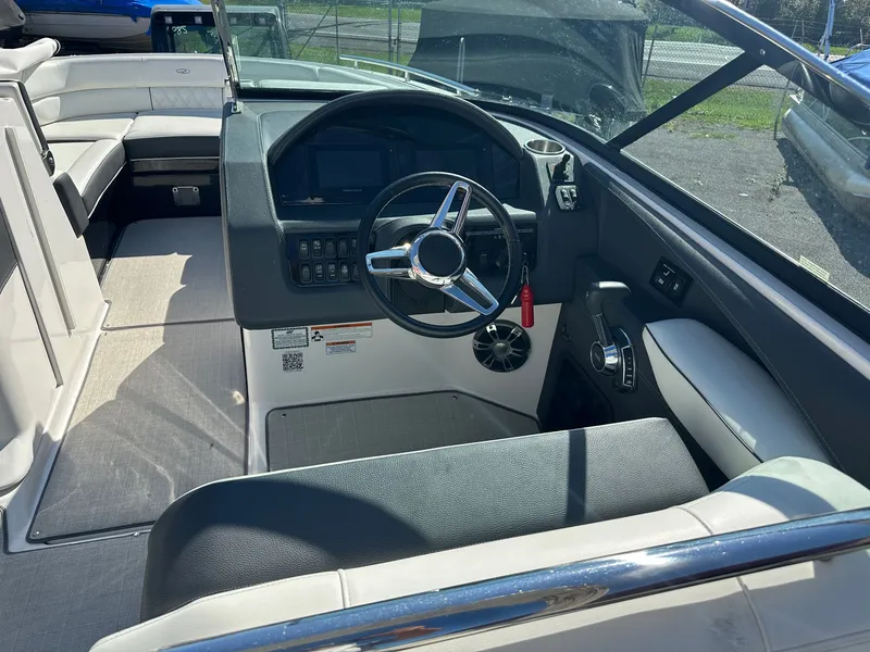 Slide: The Image of Regal 2800 Bowrider 2021 - 9