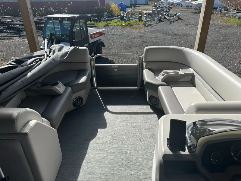 Slide: The Image of Godfrey Sweetwater Xperience 2286 SBX 2023 - 10